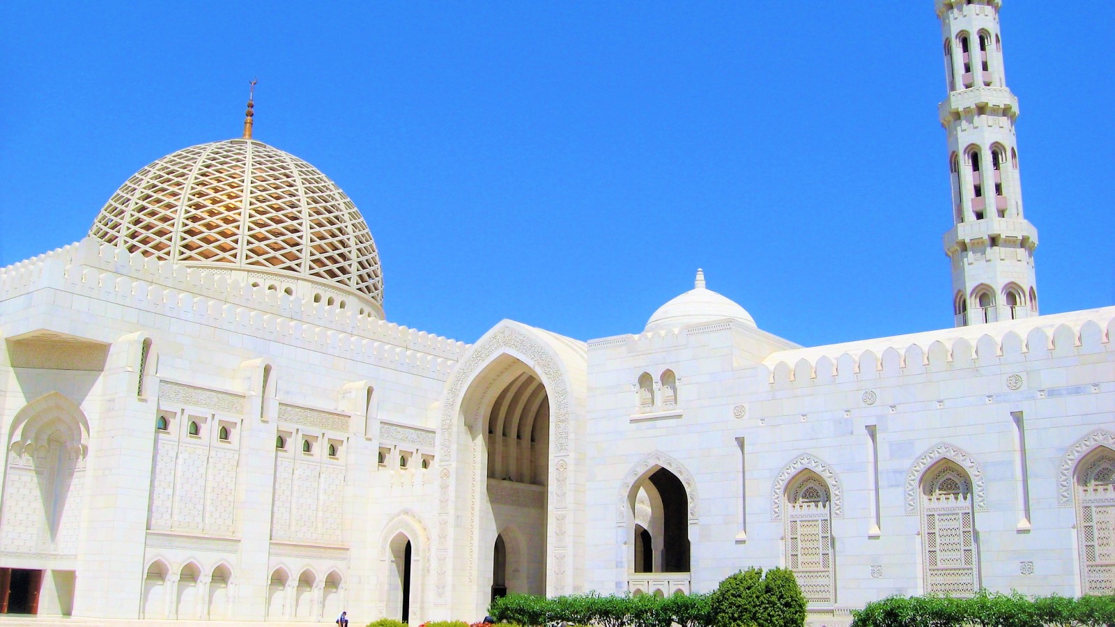 The Sultan Qaboos Grand Mosque is the main mosque in the Sultanate of Oman