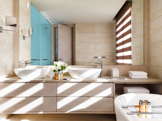 Sani Dunes, Bathroom