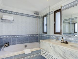 Pine Cliffs Suites - 3 Bedroom - Bathroom